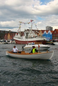 Torgdagen i Bergen har vaktar i båt i hamna og på kai