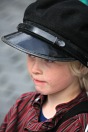 Sigvald har fått låne seg ein litt stor hatt, men kasjettlue høyrer til Torgdagen