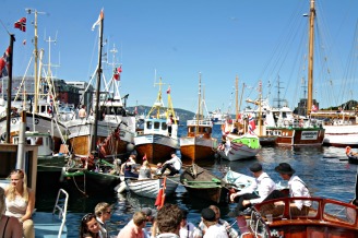 Båter av alle storleikar, og typer, frå dei minste færingane via skøyter til Fjordabåter i rute